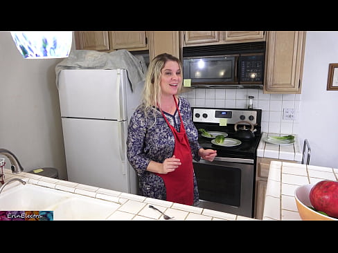 ❤️ A madrasta o ordenha na cozinha antes de sua data ❤ Sexo vídeo em nós