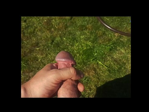 ❤️ A boazona se fode e se ejacula com um esguicho em um jardim de verão ❤ Sexo vídeo em nós