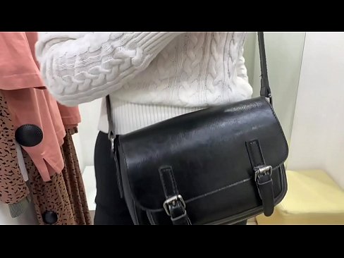 ❤️ Masturbação pública da jovem cadela FeralBerry com um dildo no provador ❤ Sexo vídeo em nós