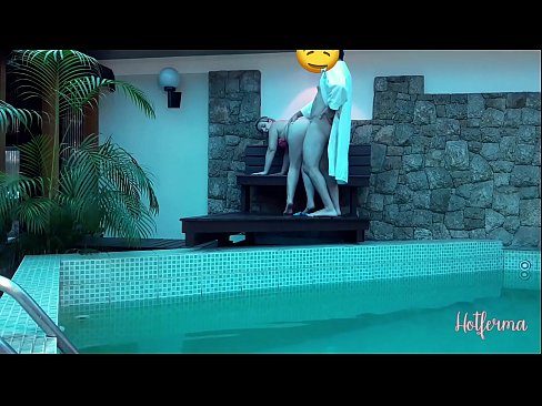 ❤️ Chefe convida empregada para a piscina, mas não conseguiu resistir a um ❤ Sexo vídeo em nós