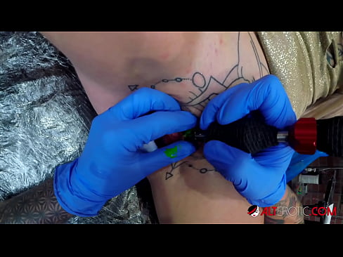 ❤️ Extremamente tatuada, a brasa Sully Savage fez uma tatuagem em seu clítoris ❤ Sexo vídeo em nós